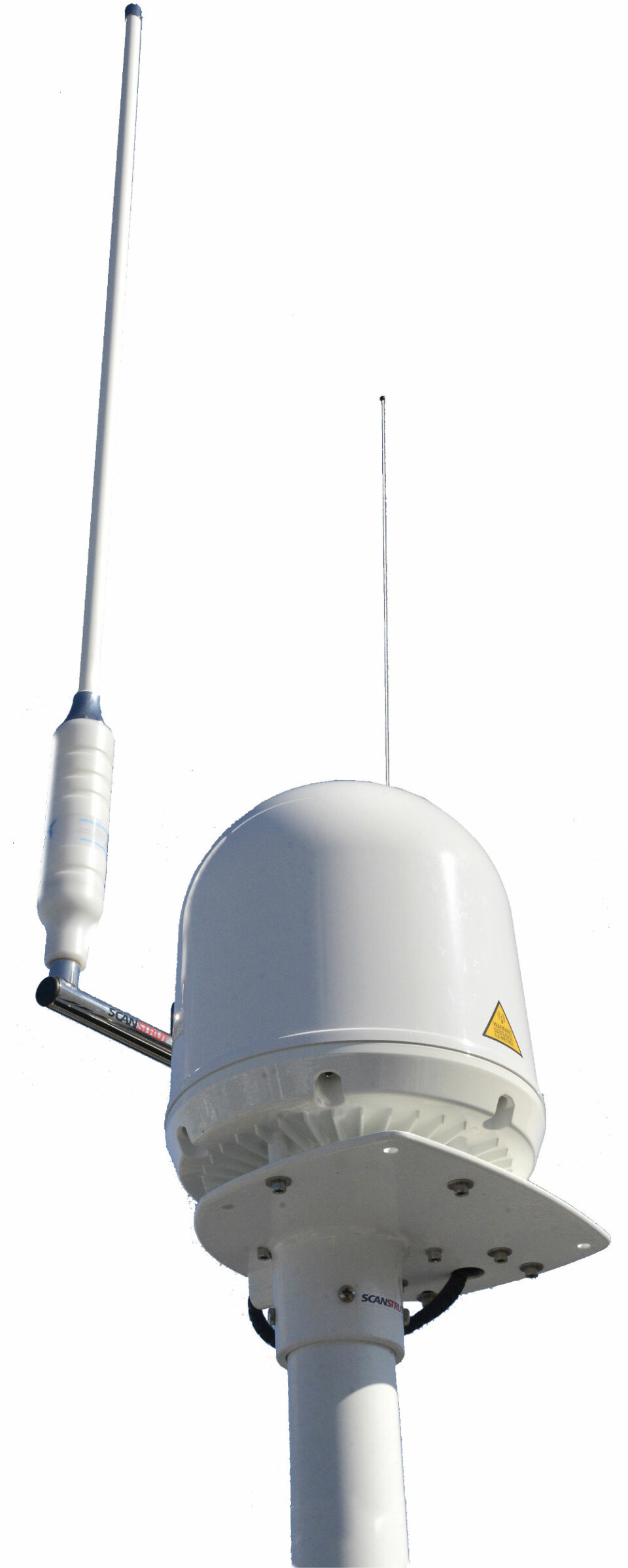 KOMMUNIKASJON: En Wi-Fi-antenne gir bredbånd langt ut på havet hvor Fleet 150 kommunikasjonen tar over.