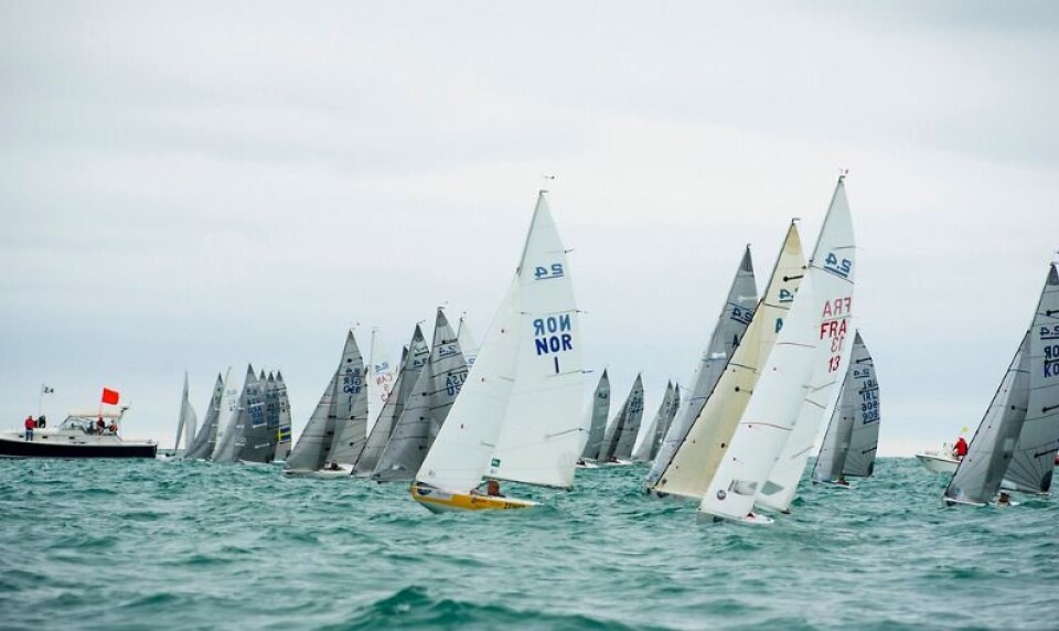 Bjørnar Erikstad posisjonerer seg før start. Foto: Cate Brown/World Sailing