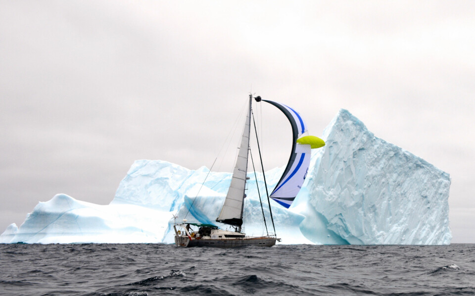 ISFJELL: Jimmy Cornells «Aventura» passerer majestetiske isfjell på sin vei gjennom Nordvestpassasjen.