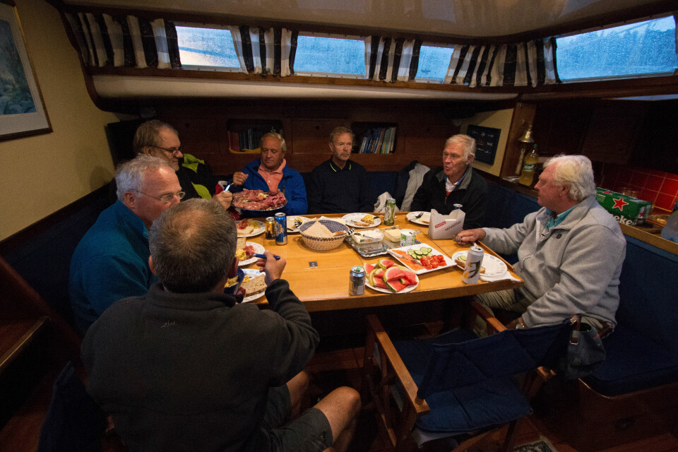REUNION: Høsten 2015 møttes flere Santa II-seilere for seiling og minring om bord.