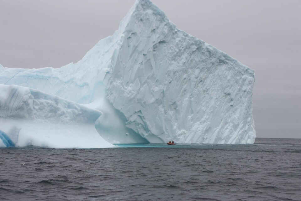 STORE DIMENSJONER: Man får en følelse av dimensjonene når man tar jolla bort til et isfjell.