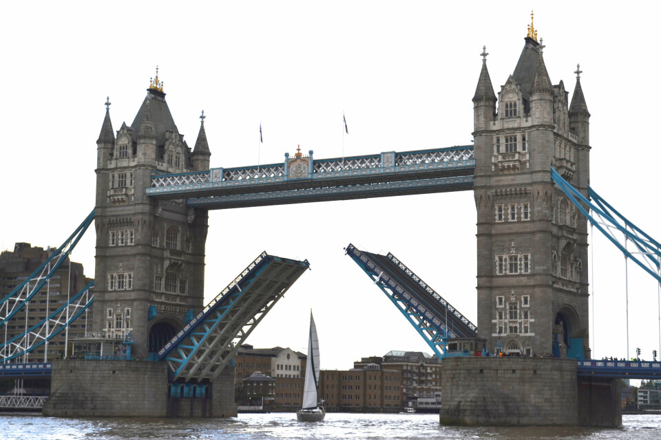 LONDON: Etter Nordvestpassasjen gikk turen til London, der «Aventura» passerer under Tower Bridge.