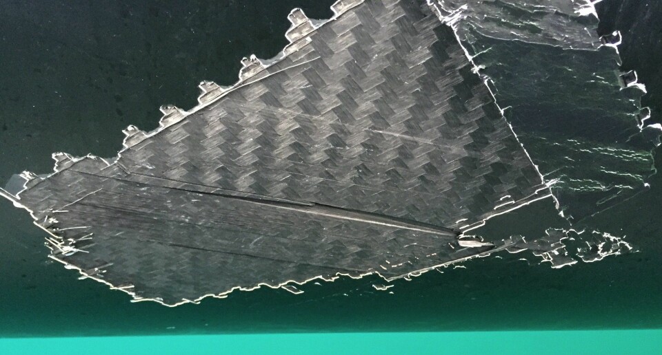 SKADE: «Hugo Boss» seilte på noe som flerret av et lag karbonfiber av bunnen og skadet rammekonstruksjonen inne i båten.