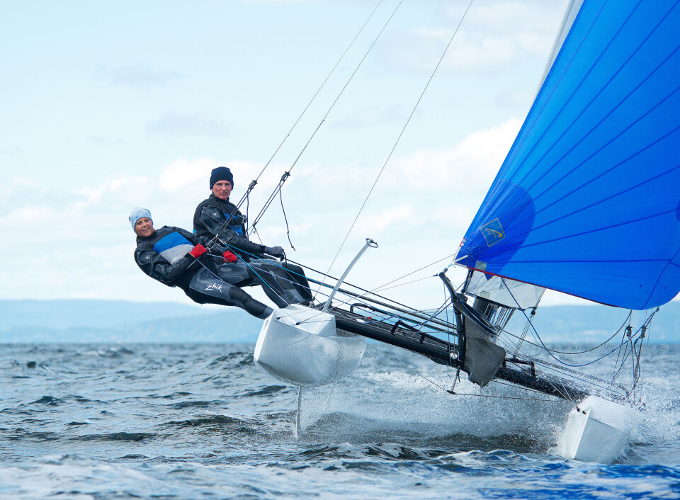 FLYR HØYERE: Nicholas Fadler Martinsen (20) og Martine Steller Mortensen (20) vil fly enda høyere over vannflaten når de seiler mot OL i 2020. FLYR HØYERE: Nicholas Fadler Martinsen (20) og Martine Steller Mortensen (20) vil fly enda høyere over vannflaten når de seiler mot OL i 2020.