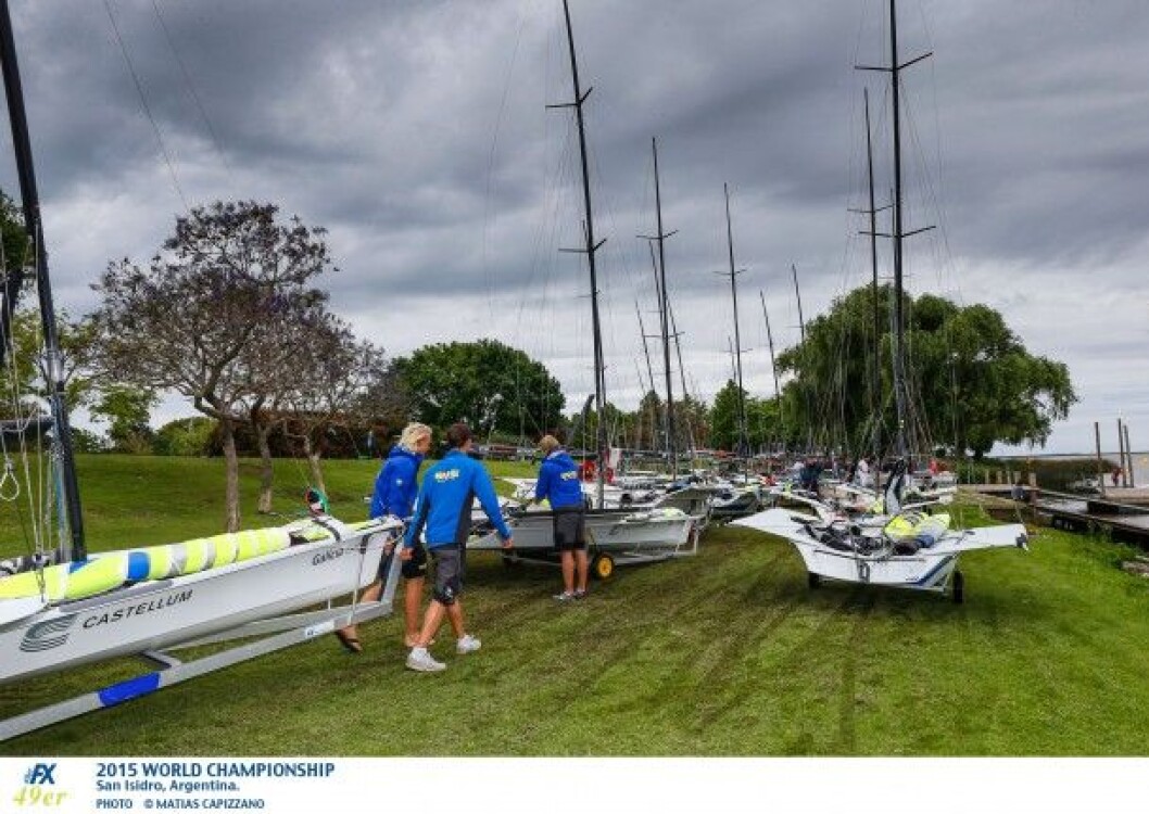 PÅ LAND: 49erFX-jollene hadde det best på land under gårsdagens VM-dag. PÅ LAND: 49erFX-jollene hadde det best på land under gårsdagens VM-dag.