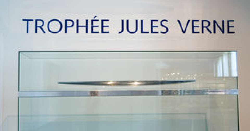 TROFÉ. Jules Verne troféet ble satt opp for båter som seilte rundt jorda på under 80 dager. Nå er denne tiden nesten halvert.