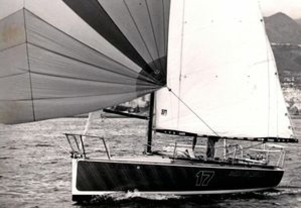 1979: American Express vant andre Mini Transat. Båten var den første med vannballast, og hadde en enormt lang spinnakerbom.