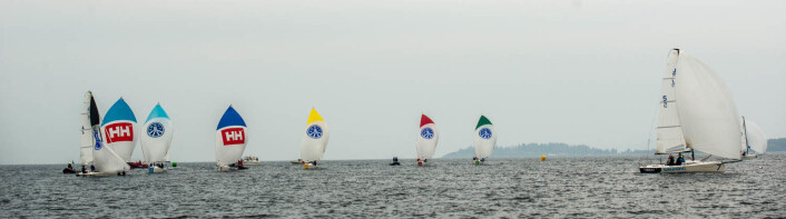 I TET: Pia Dahl Andersen og laget hennes (i hvit spinnaker) vant tre seilaser i suveren stil. I TET: Pia Dahl Andersen og laget hennes (i hvit spinnaker) vant tre seilaser i suveren stil.