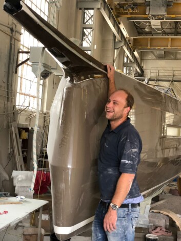 DIMENSJONER: Alexander Vrolijk i baugen på 39-foteren etter at baugsprydet er på plass. DIMENSJONER: Alexander Vrolijk i baugen på 39-foteren etter at baugsprydet er på plass.