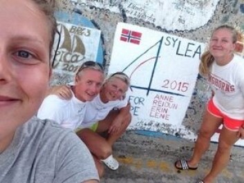 JENTER: «Lea» seiler med ren jentebesetning. Skipperen Anne seiler med sin kone og sine to døtre. JENTER: «Lea» seiler med ren jentebesetning. Skipperen Anne seiler med sin kone og sine to døtre.