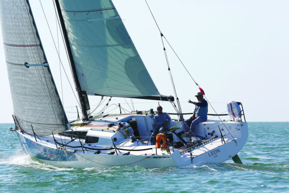 KRYSS: JPK 10.80 har et spesielt overbygg som gir bedre sikt fremover fra under dekk. Båten kan leveres med ett eller to ror. Både båten vi testet, og den som ble to i Sydney Hobart Race hadde to ror. KRYSS: JPK 10.80 har et spesielt overbygg som gir bedre sikt fremover fra under dekk. Båten kan leveres med ett eller to ror. Både båten vi testet, og den som ble to i Sydney Hobart Race hadde to ror.
