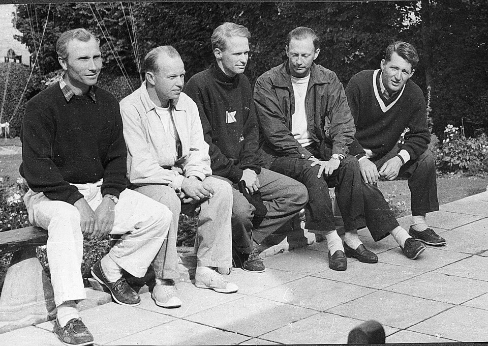 LAGSEILAS: Fra venstre Calle Mortensen, Olaf Halvorsen, Fred. Olsen, Ingar Dobloug og Teddy Sommerschield var skippere på IOD-laget som seilte lagseilas mot Royal Corinthan Yacht Club i Cowes i 1955.