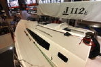 J/122E: Nyheten produseres både i USA og i Europa. Den amerikanske versjonen kom på vannet noen uker tidligere. J/122E: Nyheten produseres både i USA og i Europa. Den amerikanske versjonen kom på vannet noen uker tidligere.
