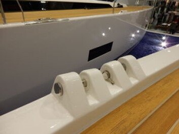 STERK: Solaris bygger båter hele båten i glassfiberarmert plast. De tror ikke på å blande ulike materialer, som stål, eller karbonramme. Her er festene til vantene. STERK: Solaris bygger båter hele båten i glassfiberarmert plast. De tror ikke på å blande ulike materialer, som stål, eller karbonramme. Her er festene til vantene.