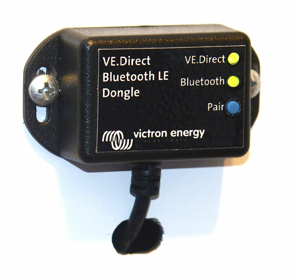 MED APP: Victron ligger i front med ny teknologi og satser på batteri­overvåkning. Med denne bluetooth-senderen kan du sjekke ladingen på båtens batterier på smarttelefonen.
