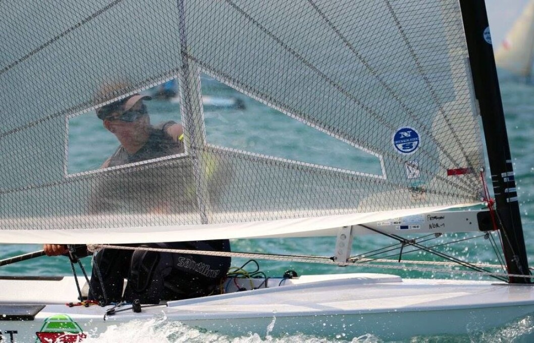 VANT: Anders Pedersen vant en av seilasene og det bidro til å sikre ham en plass i medaljefinalen. VANT: Anders Pedersen vant en av seilasene og det bidro til å sikre ham en plass i medaljefinalen.