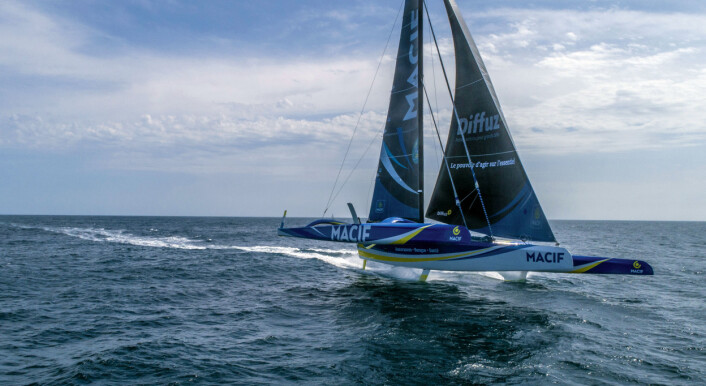 TRIMARAN: Turbinen skal gi 120 watt i 10 m/s effektiv vind. Utstyret er testet ut på «Macif» hvor det alltid blåser over dekk. TRIMARAN: Turbinen skal gi 120 watt i 10 m/s effektiv vind. Utstyret er testet ut på «Macif» hvor det alltid blåser over dekk.
