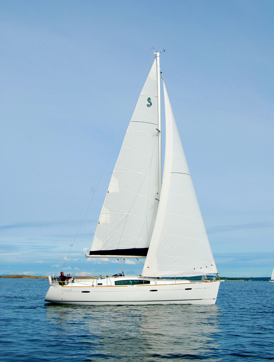 RIGG: Oceanis 40 har en stor og tung genua og et mindre storseil enn dagens båter. RIGG: Oceanis 40 har en stor og tung genua og et mindre storseil enn dagens båter.
