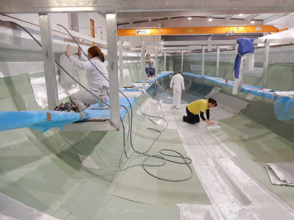 GLASSFIBER: Med vakuumstøp leges all glassfiberen opp tørt. Så dekkes formen med plast, og luften suges ut. Så tilsettes bindemiddelet som holder glassfiberen sammen. Teknikken gjør det mulig å benytte ...