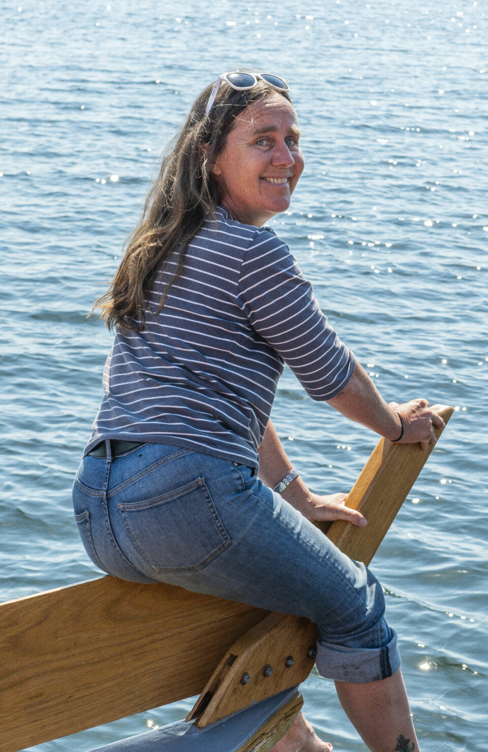 I BAUGEN AV ET SKROG: Anne Nygren har inntatt samme positur som den Ruth Wharram inntok om bord i «Tangaroa» for 60 år siden. Nå skal hun seile der Wharram-katamaranene har sin opprinnelse.