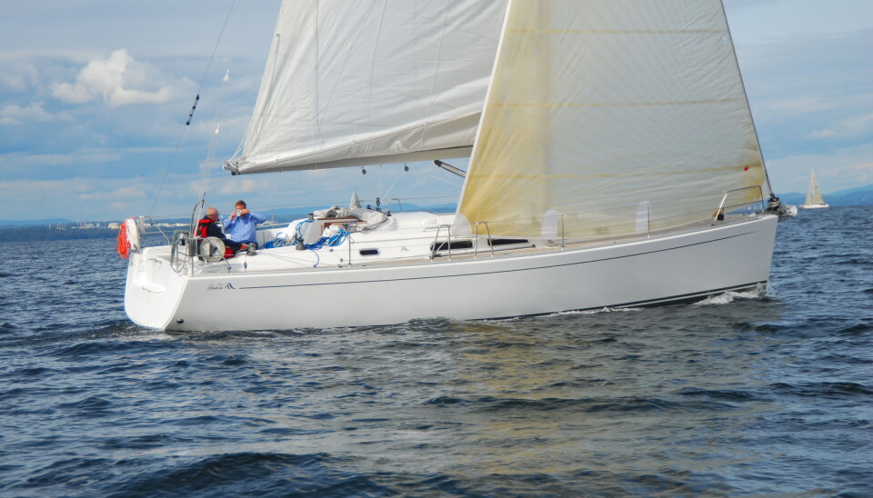 Hanse 400: Hanse ble sett på som et mer sporty alternativ. Originalt har den kun ett ratt. Selvslående fokk gjør seilhåndteringen enklere. Båten har en klassisk layout, men er uten skikkelig kartbord. De fleste på markedet har tre lugarer og ett ... Hanse 400: Hanse ble sett på som et mer sporty alternativ. Originalt har den kun ett ratt. Selvslående fokk gjør seilhåndteringen enklere. Båten har en klassisk layout, men er uten skikkelig kartbord. De fleste på markedet har tre lugarer og ett ...