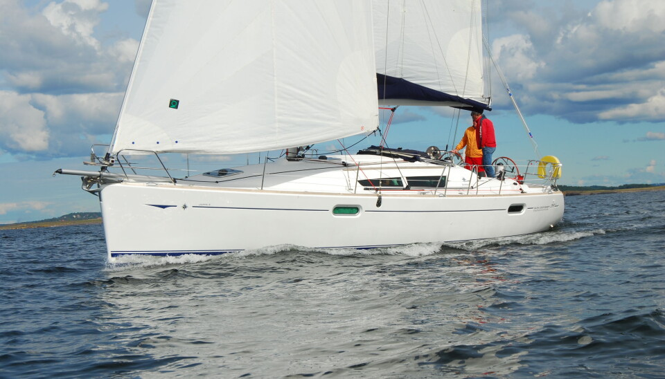 Sun Odyssey 39i: Litt mindre båt, men moderne cockpit med doble ratt. Dyrere enn de franske, men billigere enn Oceanis da den var ny. Tradisjonell innredning med tre lugarer og ett bad. Stor bysse, me Sun Odyssey 39i: Litt mindre båt, men moderne cockpit med doble ratt. Dyrere enn de franske, men billigere enn Oceanis da den var ny. Tradisjonell innredning med tre lugarer og ett bad. Stor bysse, me