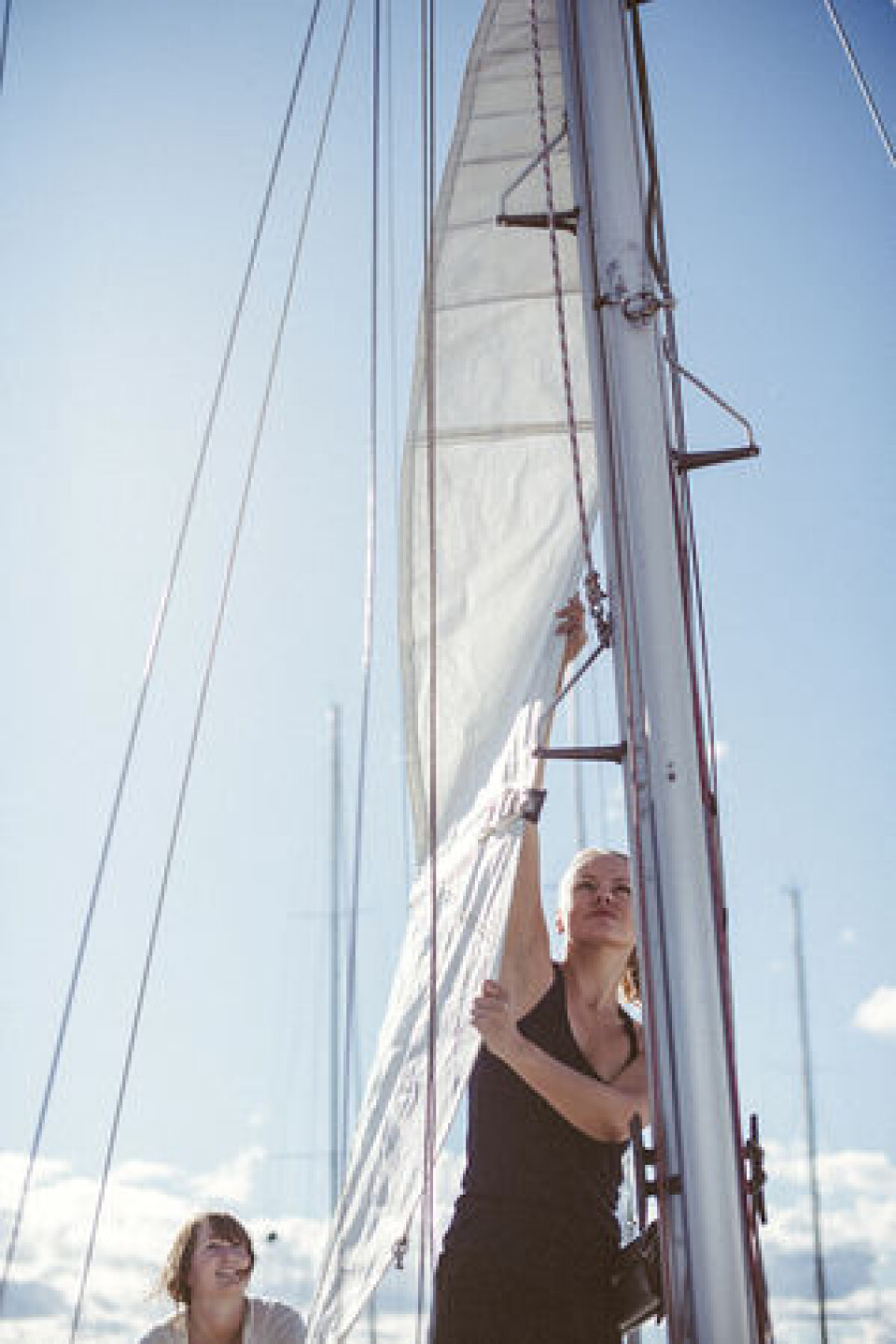 I JULI: En av de første dagene heiser Elise og Emile seil om bord i «Paloma» og setter kurs for eventyret som venter. I JULI: En av de første dagene heiser Elise og Emile seil om bord i «Paloma» og setter kurs for eventyret som venter.