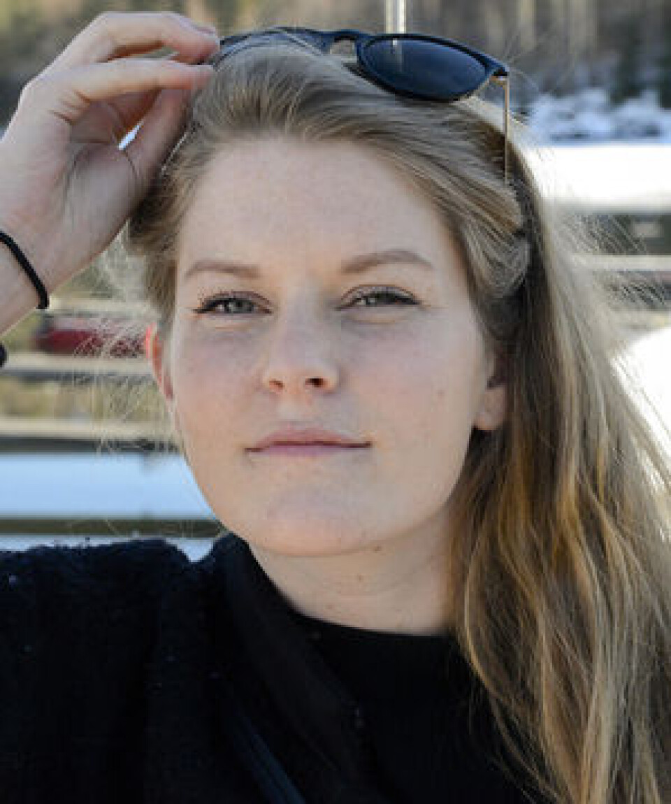SYNGE I VILDEN SKY: – Jeg hadde aldri seilt alene før jeg kjøpte egen båt, men jeg elsker det. Da kan jeg seile skikkelig på skrå, synge så høyt jeg klarer – uten å tenke ... SYNGE I VILDEN SKY: – Jeg hadde aldri seilt alene før jeg kjøpte egen båt, men jeg elsker det. Da kan jeg seile skikkelig på skrå, synge så høyt jeg klarer – uten å tenke ...