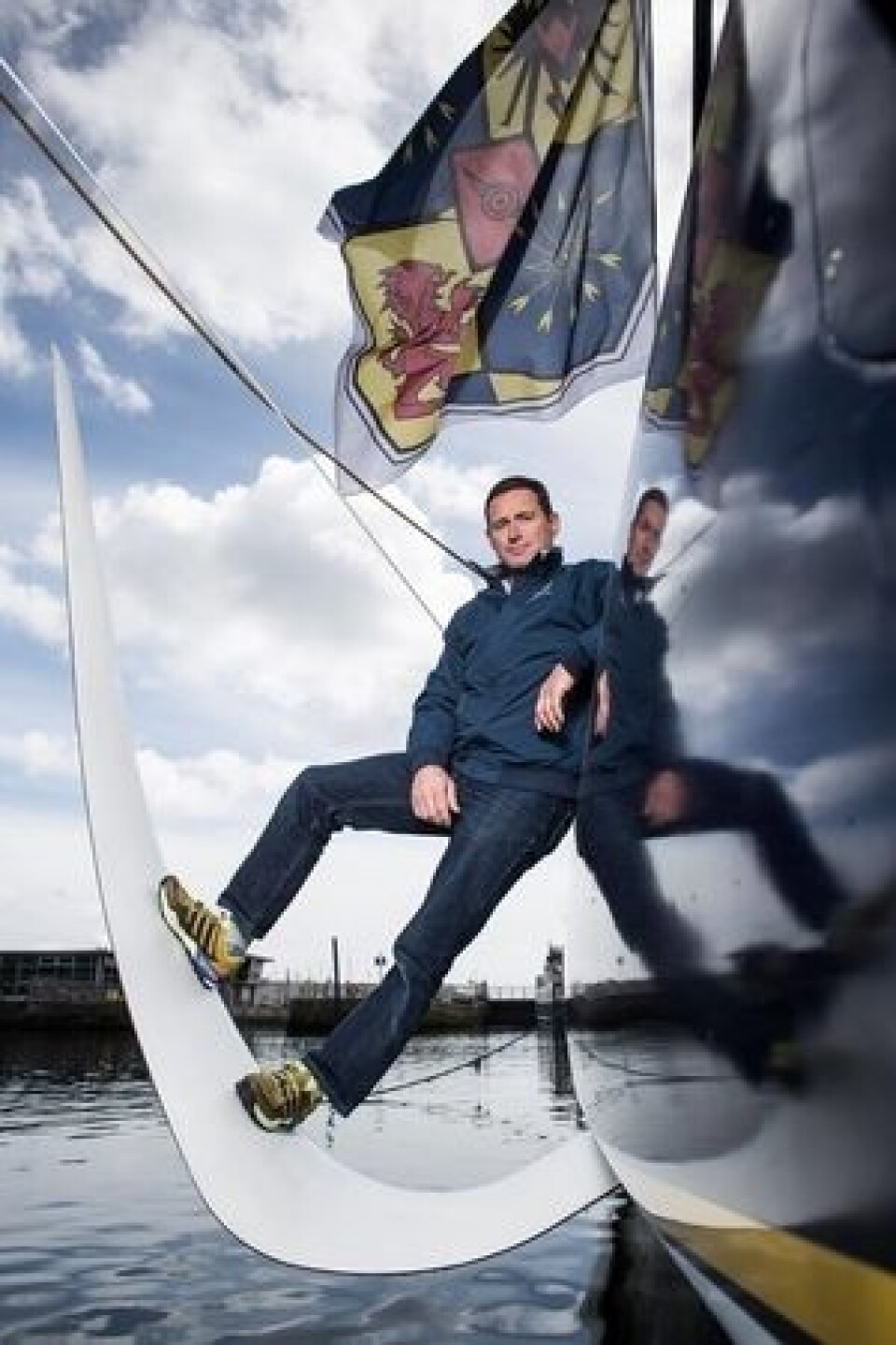 FOILER; Sebastian Josse er en av tre deltagere med ny båt i IMOCA 60. Foiler skal løfte båten, og gi mindre våt flate.