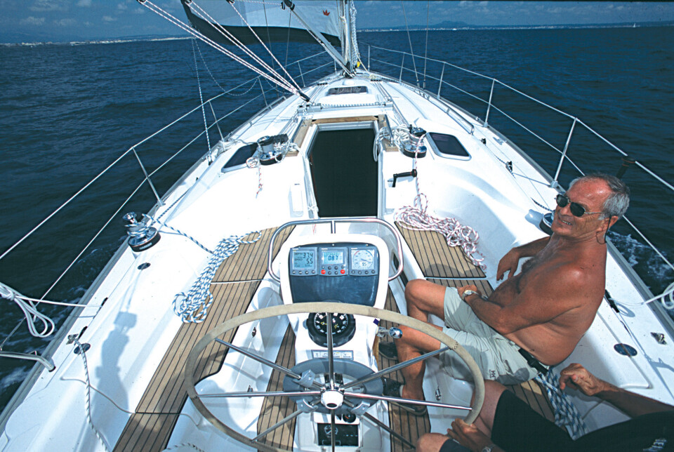 COCKPIT: Rommelig cockpit uten den aller beste sittekomforten. Storseilhalingens plassering foran hovedluken vanskeliggjør det å seile båten alene. COCKPIT: Rommelig cockpit uten den aller beste sittekomforten. Storseilhalingens plassering foran hovedluken vanskeliggjør det å seile båten alene.