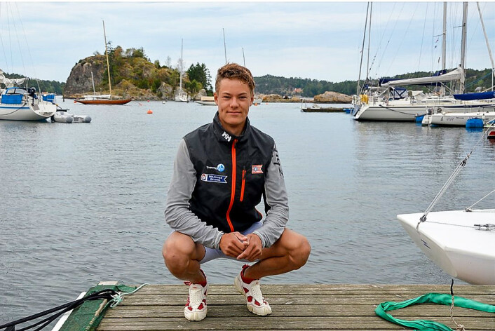 TAKKER: Christoffer Sørlie får mye støtte og oppmuntring fra andre Fredrikstad-medlemmer. TAKKER: Christoffer Sørlie får mye støtte og oppmuntring fra andre Fredrikstad-medlemmer.