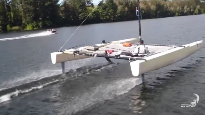 FOILING: Etter å ha testet ulike foiler, fløy testbåten stabilt. FOILING: Etter å ha testet ulike foiler, fløy testbåten stabilt.