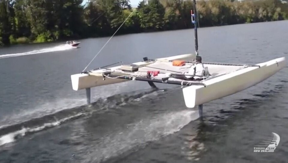 FOILING: Etter å ha testet ulike foiler, fløy testbåten stabilt.