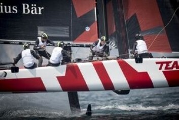 FOILING: GC32 båtene har nærmest ingen ting i vannet som bremser. Laget «Tilt» ble nummer to i første regatta. FOILING: GC32 båtene har nærmest ingen ting i vannet som bremser. Laget «Tilt» ble nummer to i første regatta.