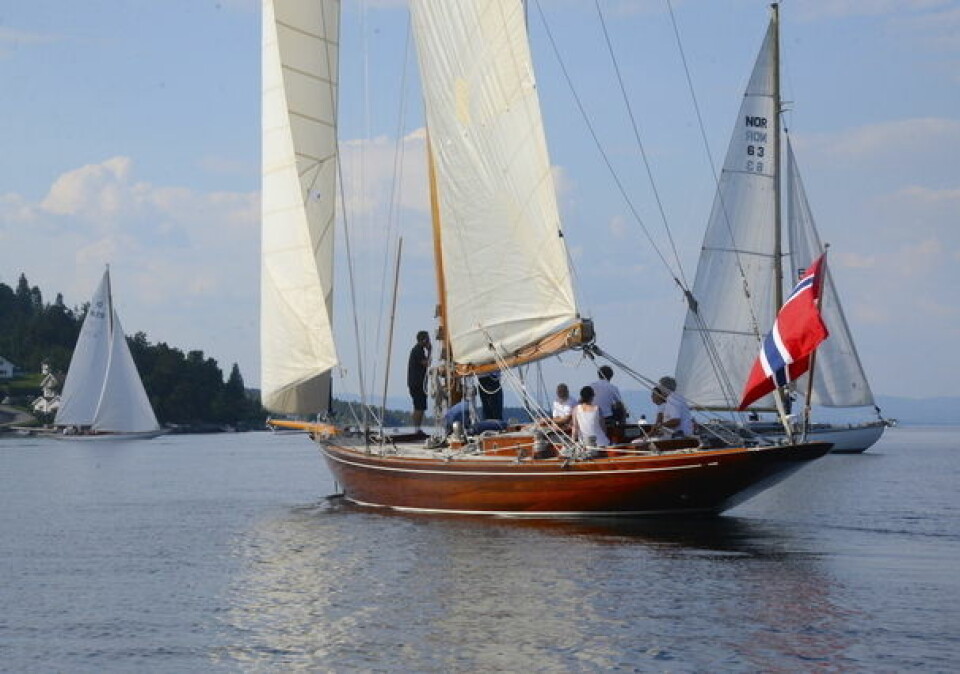 LETT: Lite vind for de klassiske båtene under Hurum Trebåtfestival torsdag kveld.