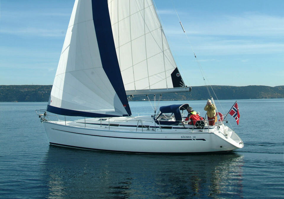 SEIL: Bavaria 38 AC seiler godt med dyp kjøl, foldepropell og gode seil. Forseilet er stort. Denne har rullemast.