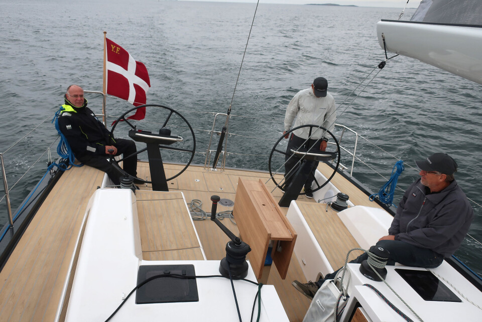 COCKPIT: Ryddig cockpit med fallvinsjer på hyttedekket. COCKPIT: Ryddig cockpit med fallvinsjer på hyttedekket.
