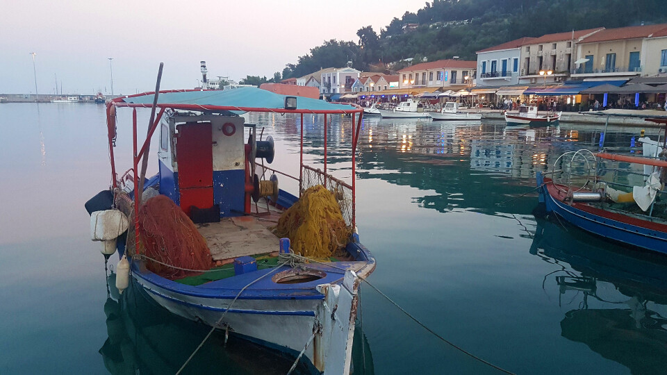 IDYLL: Tradisjonell fiskebåt i Katakolo på Peloponnes som ble vårt vendepunkt.