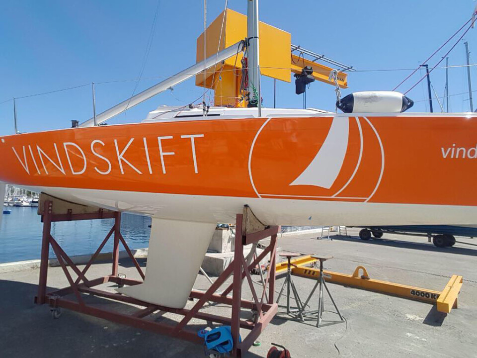 FOLIERT: En av J/80-ene til KNS er dresset opp med Vindskift-folie på skroget. Folieringen er sponset av Sparebankstiftelsen DnB. FOLIERT: En av J/80-ene til KNS er dresset opp med Vindskift-folie på skroget. Folieringen er sponset av Sparebankstiftelsen DnB.
