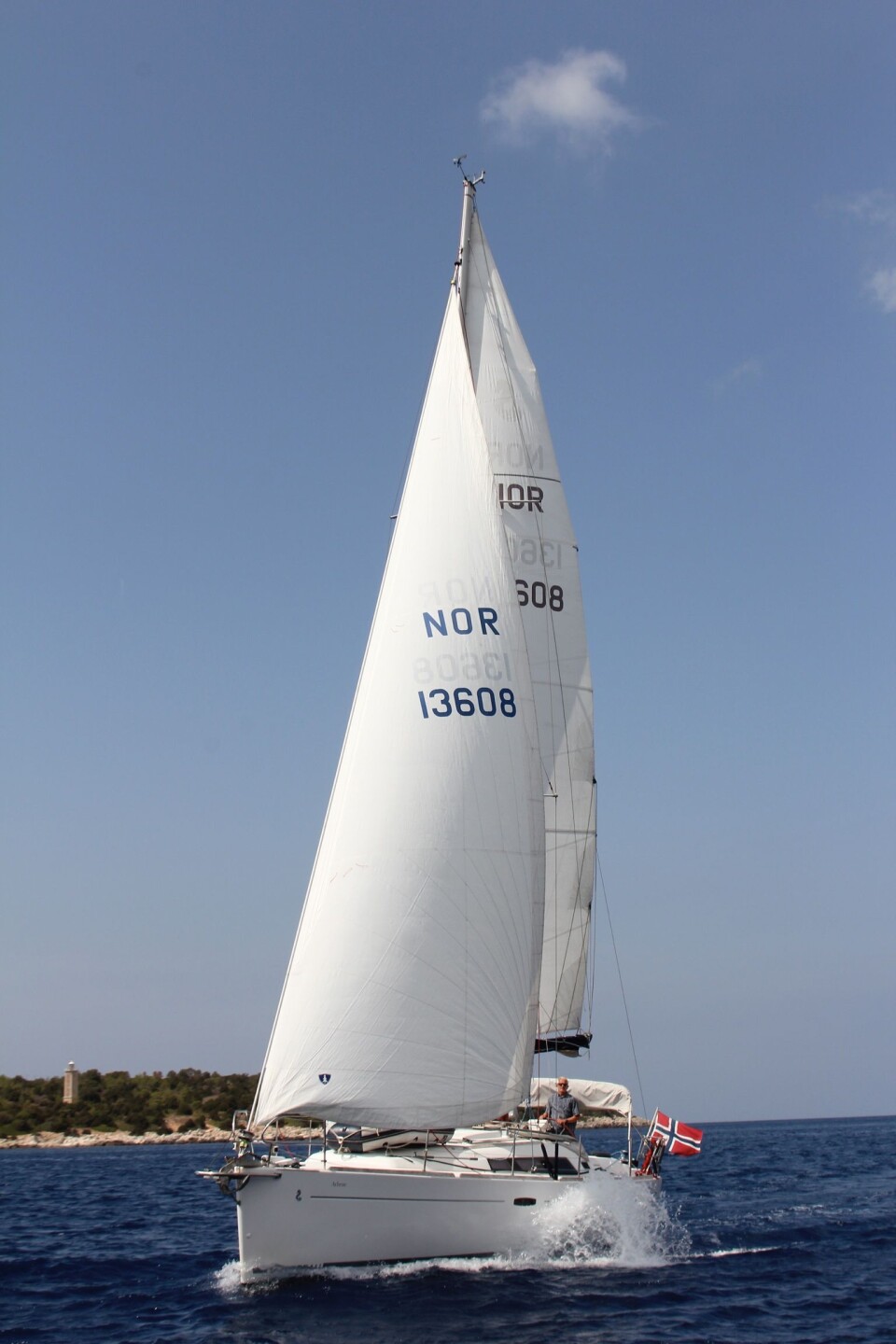 Norsk par med båt på Korfu