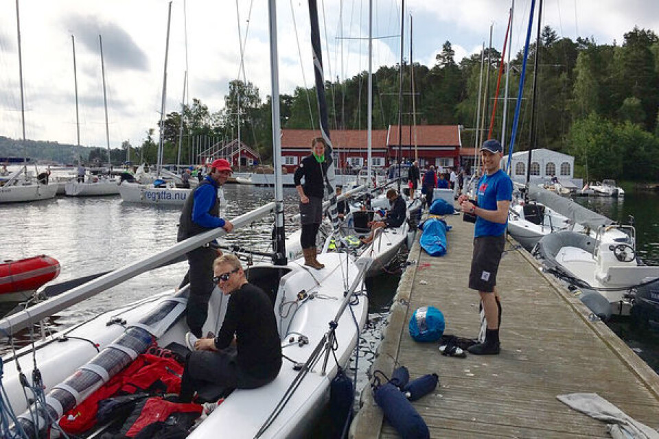 FØR START: De siste forberedelsene før regattastart er i gang ved bryggene utenfor Hankø Yacht Club.