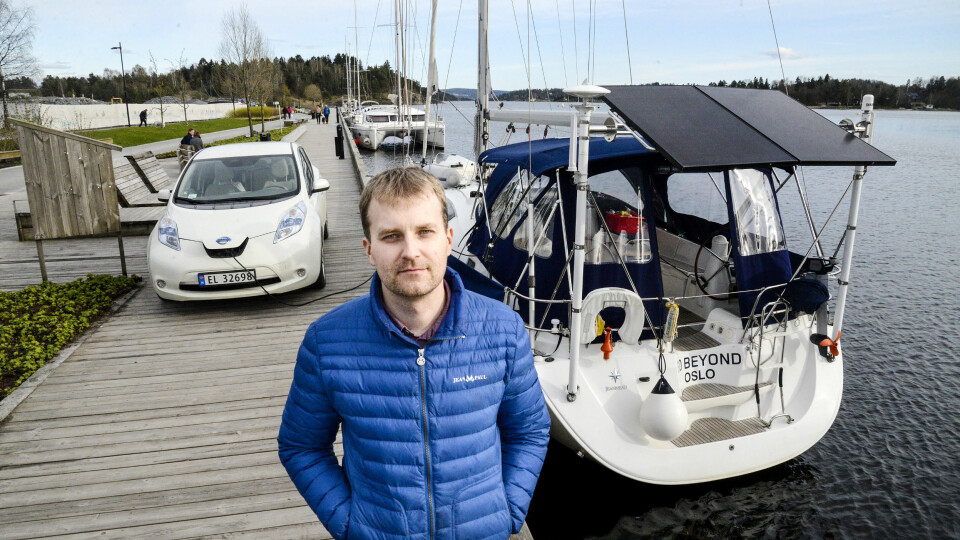 EKSPERT: Trond Arvid Røsvik har montert to store paneler på sin båt, og har et strømanlegg kraftig nok til å lade sin elbil fra båten.