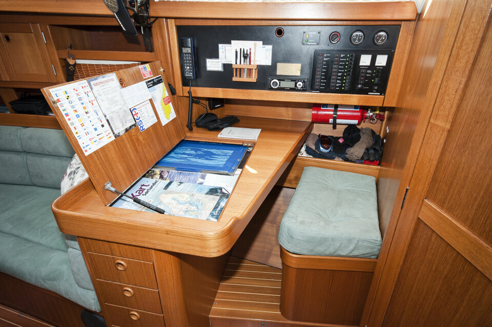 KARTBORD: Typisk for båter fra 1990-tallet er også karbordet en prioritert del av innredningen.