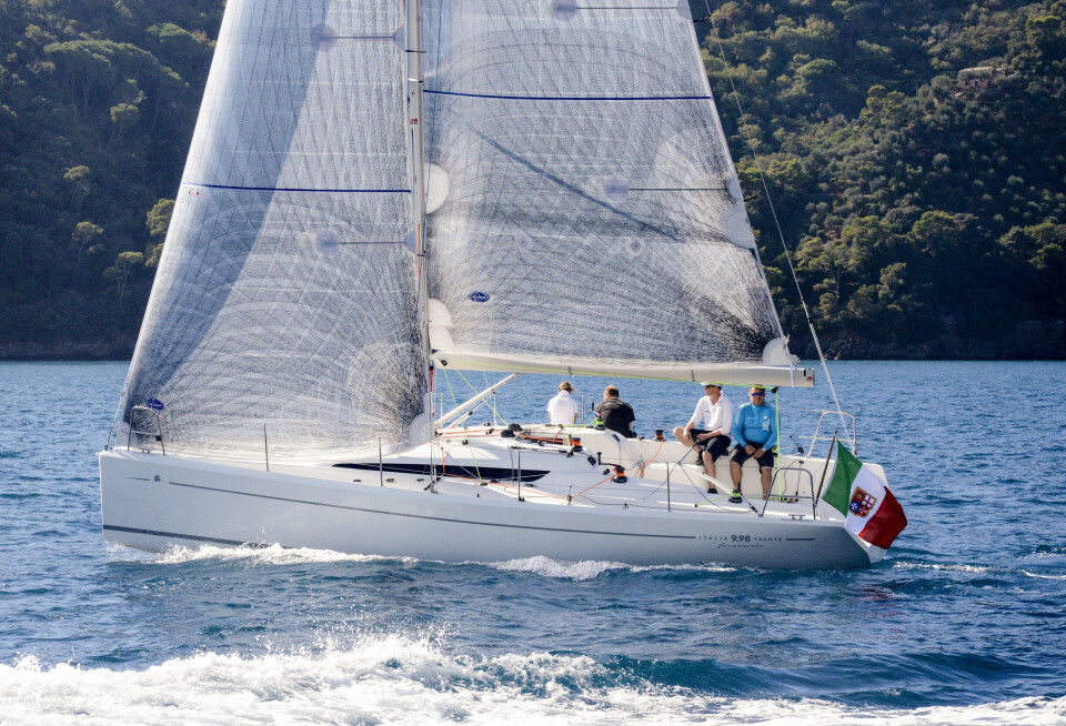 KRYSS: Italia 9.98 har lekre linjer, og seiler bra. Båten trives på kryss.