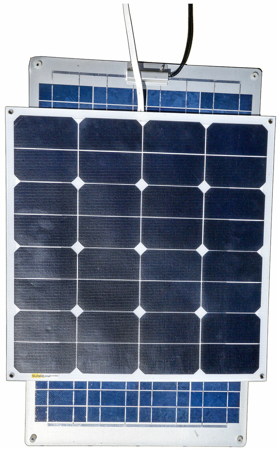 STØRRELSE: Panelet fra Sunbeam på 50 watt er mindre enn panelet fra Maritim som kun har 40 watt. Det veier også under det halve.