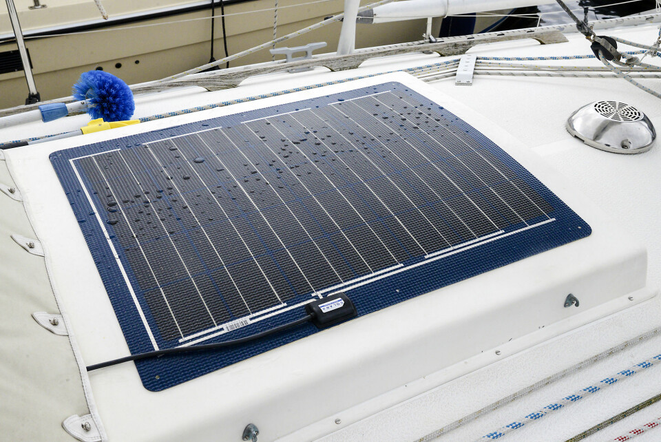 PLASSERING: Mange monterer solcellepanelet på dekk. Da kreves det et fleksibelt panel som kan bøyes. Skygge fra riggen vil redusere effekten ved en slik plassering.