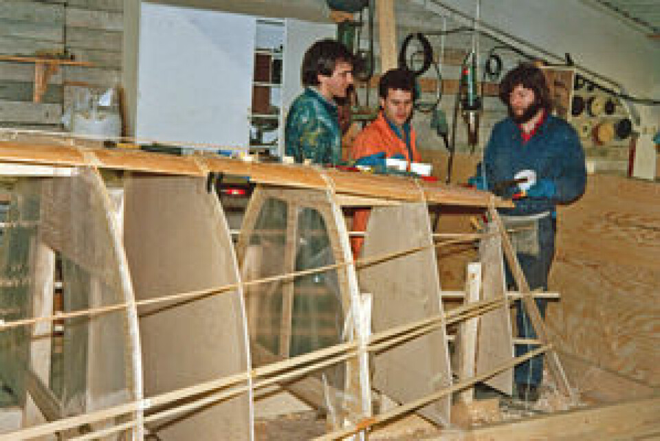 SELVBYGGING: Å bygge båten sin selv var slett ikke uvanlig på 1980-tallet. Her er det minitonneren «Touch Wood» som er under bygging med konstruktør Kullmann til høyre.