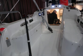 COCKPIT: Dragonfly 28 har en smart løsning som gir god sittekomfort på cockpitkarmen. Båten har ingen løygang, men haling fra sideskrogen som justerer storseilets tvist.