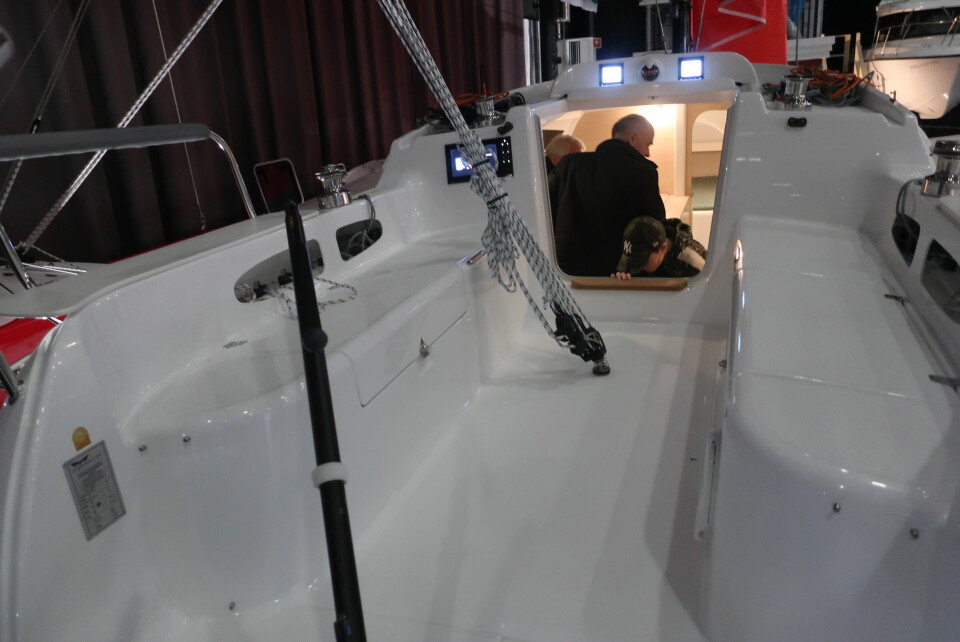 COCKPIT: Dragonfly 28 har en smart løsning som gir god sittekomfort på cockpitkarmen. Båten har ingen løygang, men haling fra sideskrogen som justerer storseilets tvist.
