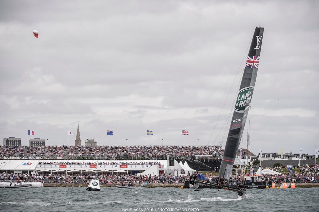 10 000: Ben Ainslie og hans «Land Rover BAR»-lag vant foran over 10 000 tilskuere i Portsmouth da den syvende runden i Louis Vuitton America?s Cup World Series gikk der. 10 000: Ben Ainslie og hans «Land Rover BAR»-lag vant foran over 10 000 tilskuere i Portsmouth da den syvende runden i Louis Vuitton America?s Cup World Series gikk der.